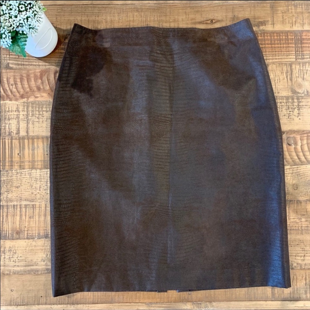 Maggie London brown alligator print skirt size 10